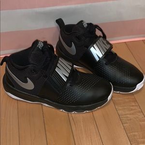 NIKE TEAM HUSTLE D8 Sneakers!